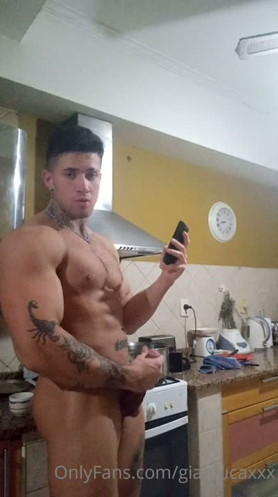 Gian Luca jerks off in kitchen in solo stream show