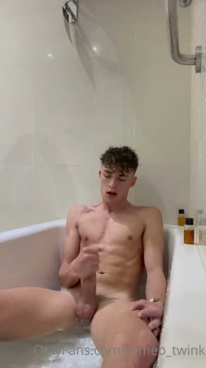 Romeo Twink oils up and jerks off in the bathtub